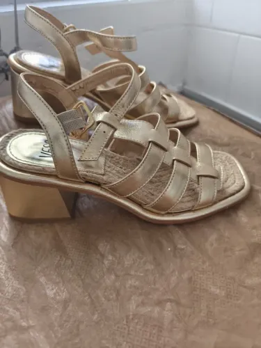 Sandália da Rosas TAM 35 nunca usada