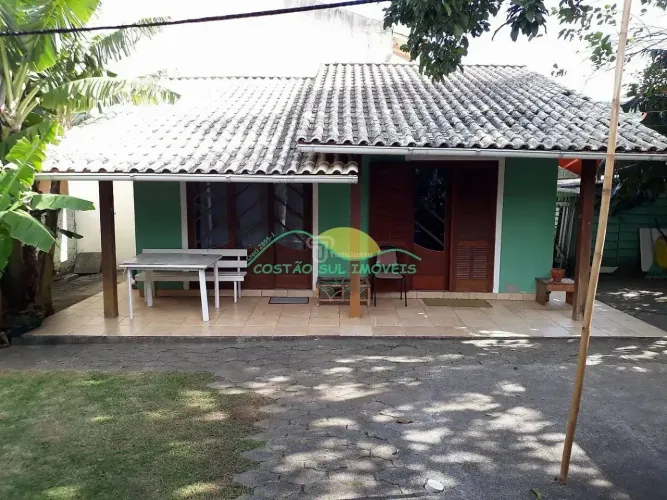 Casa térrea de alvenaria com 1 quarto a 350 metros da Praia do Morro das Pedras - Florianó