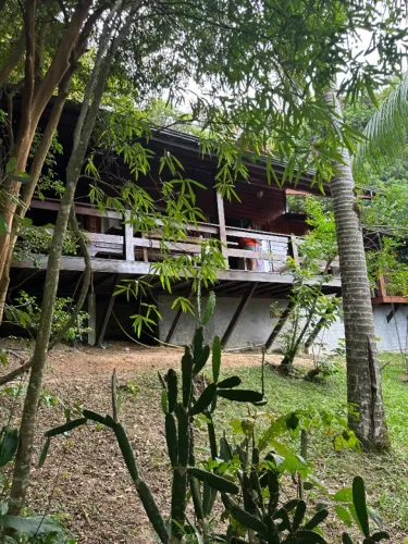 Linda casa no meio do mato com vista pro mar.