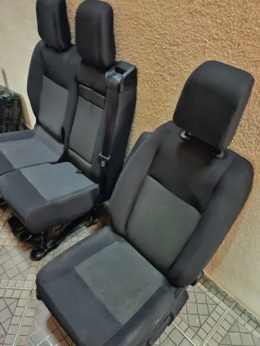Bancos e pneus para van
