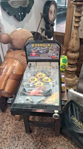 Brinquedo antigo Fliperama de Fórmula 1 funcionando nao possui tampa das pilhas