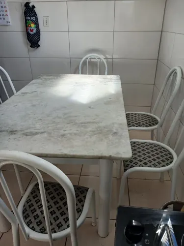 Vende se uma mesa com 6 cadeira a tampa de marmori