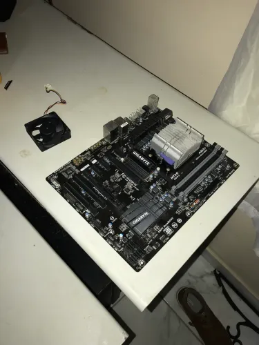 Gigabyte GA-970A-UD3P AM3+ DDR3 ATX com Processador Incluso