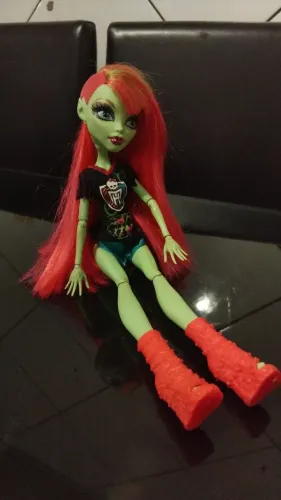 Vendo Venus McFlytrap da Monster High. Sem acessórios, articulações perfeitas e cabelo.