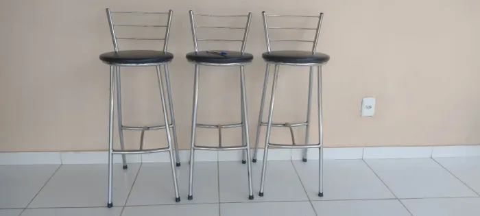 Banqueta alta prata com assento preto