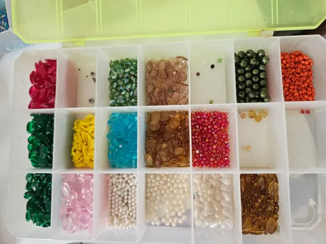 Kit de miçangas e itens para bijus etc.