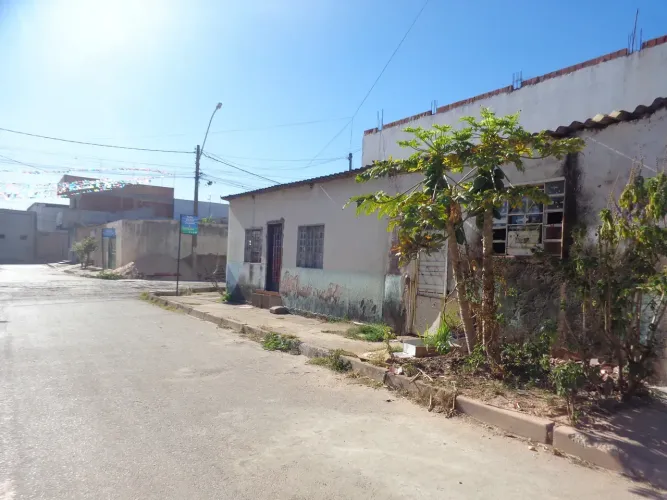 QR 829 Ótima Esquina com Casa Simples Escriturada em Samambaia Norte - Brasília  DF