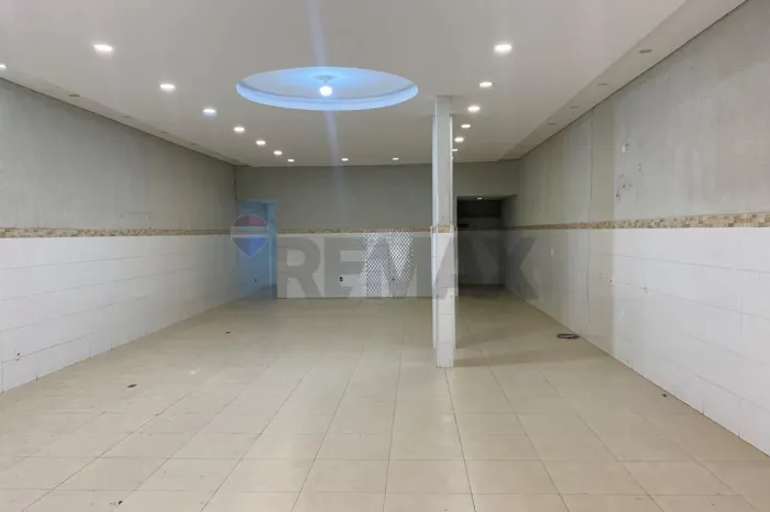 Aluguel: Salão Comercial em Rua de Grande Movimento