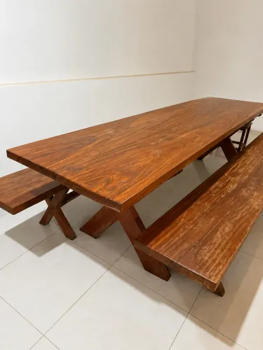 Mesa com bancos em madeira maciça