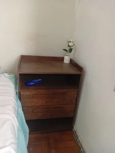 Criado mudo com duas gavetas