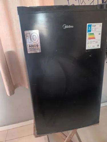 Frigobar Midea semi-novo preto. 220 V.