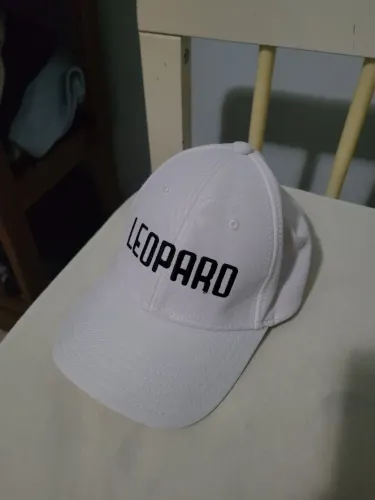 Boné branco Leopard
