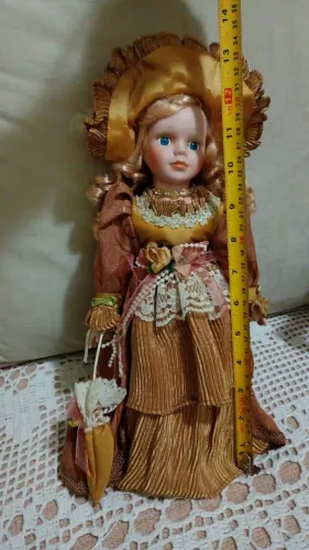Boneca porcelana estilo espanhola com chapéu e sombrinha 30cm perfeita e antiga