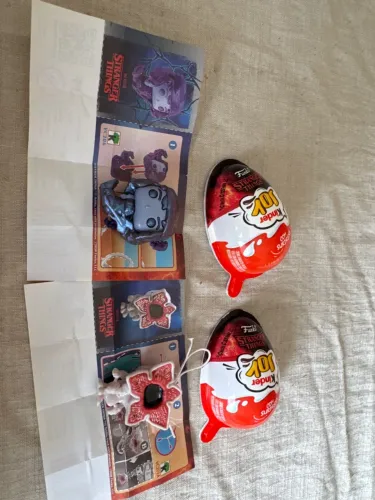 Kinder joy stranger things Eddie mundo invertido e demogorgon 20,00 os 2
