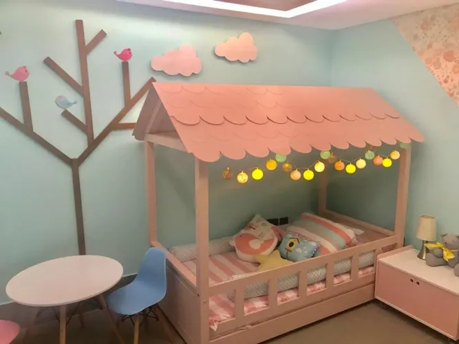 Cama infantil montessoriana rosa com colchão mesa lateral adornos e nicho