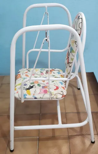 Cadeira de balanço infantil de ferro.