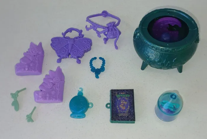 ACESSORIOS BONECA MOONSPELL HIGH MAGIC WILLOW THORNE LIVRO SAPATOS COLAR BOLSA CALDEIRÃO