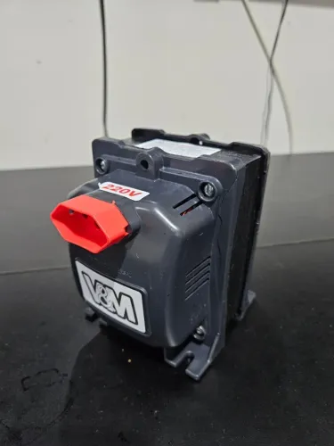 Auto transformador V&M 3000VA 110v-220v e 220v-110v