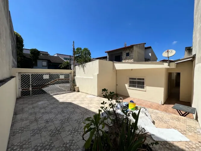 Casa com ótimo quintal para Locação