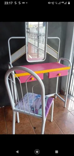 Penteadeira tubular com cadeira estofada usada 