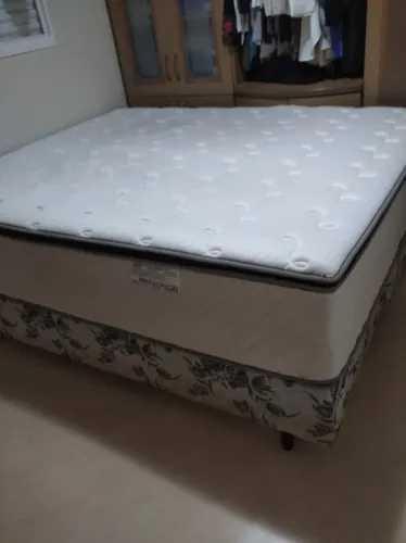 Colchão Queen Size, Mola Ensacada, em perfeito estado. Semi-Novo.