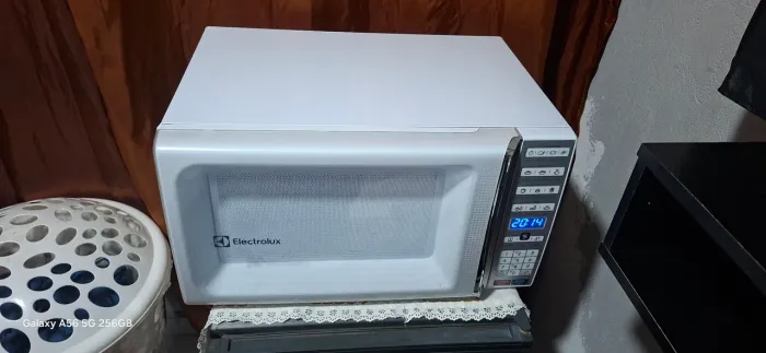 Micro-ondas Electrolux de bancada Branco com Função Tira Odor e Manter Aquecido 34L MEO44