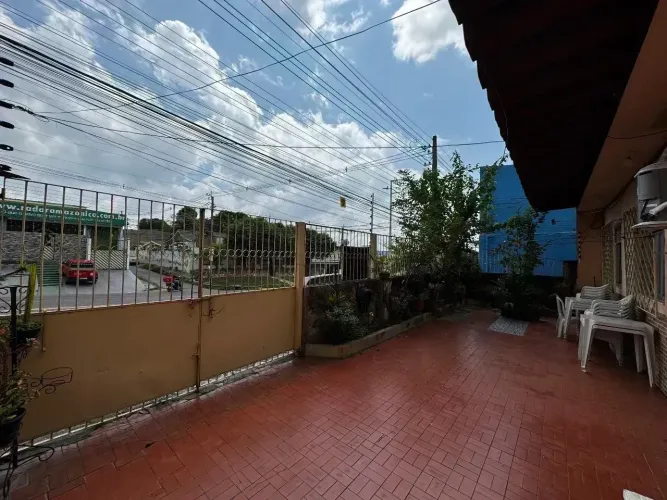 CASA NA AVENIDA TEFÉ DE ESQUINA COM 300m² - JAPIIM I
