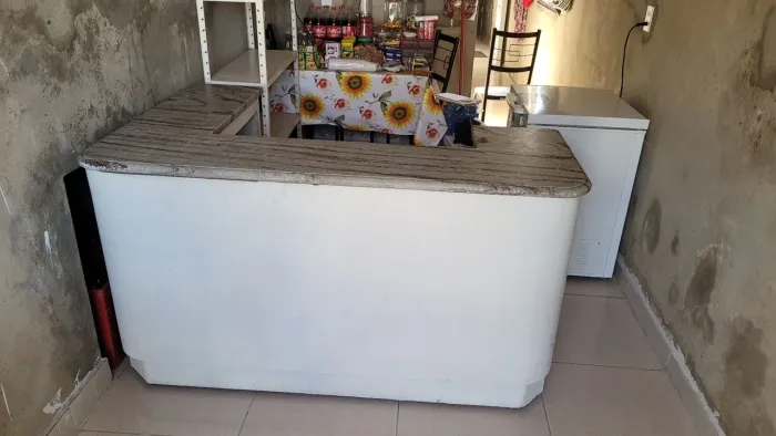 BALCÃO COM PEDRA DE MÁRMORE