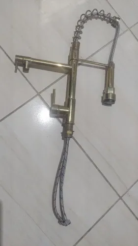 Torneira bica alta dourada.