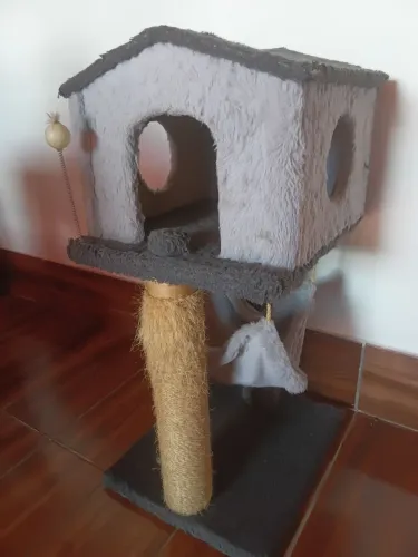 Vendo Arranhador para gatos com casinha, sisal com brinquedo.  Valor 170,00 