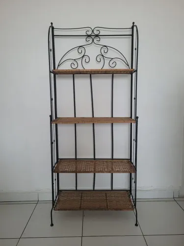 Estante rústica de Aço e vime.