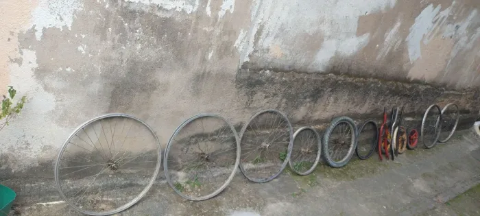 Rodas bicicleta, guidão, garfos lote no estado das fotos