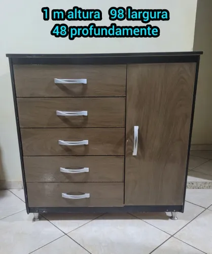 Linda cômoda com 5 gavetas e uma porta mult uso