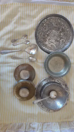 Estou desapegando.Vintage só precisa de limpeza acho que é Prata com bronze.