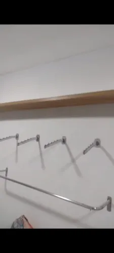 8 araras cabideiro e 2 retas