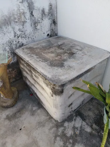 Caixa d'água eternit.