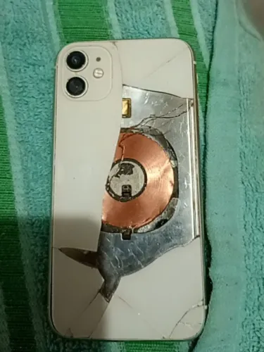Vendo iPhone 11 DANIFICADO, PARA RETIRAR PEÇAS