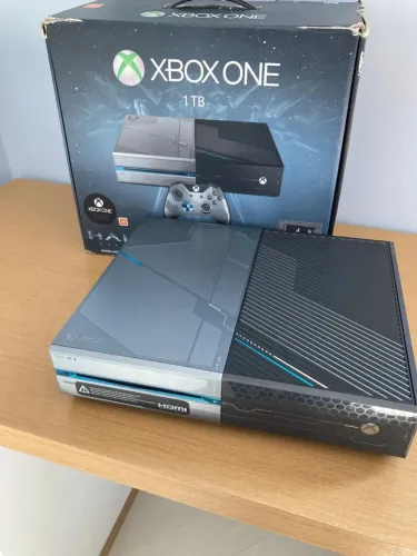 Xbox one fat edição halo com dois consoles com baterias e base de carregamento