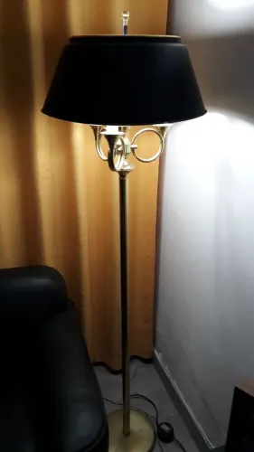Vendo abajur grande em latão