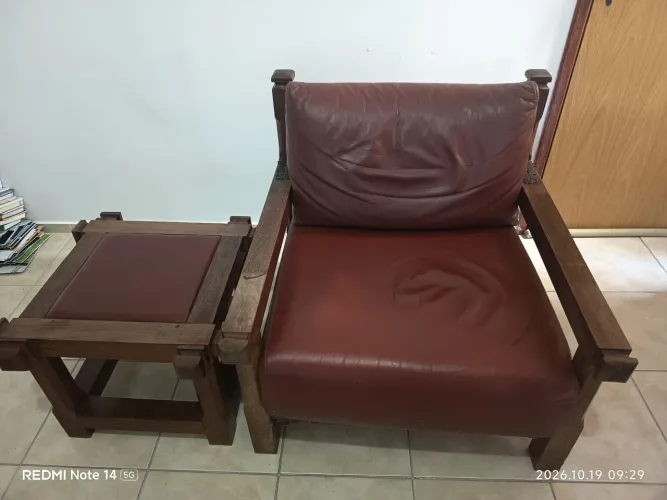 Poltrona de sucupira, almofadas de couro, dos anos 70.