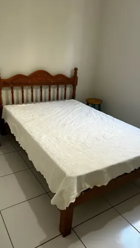 Cama + colchão de casal (madeira maciça)