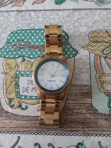 Relógio Mondaine dourado