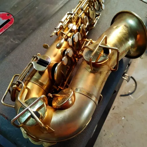 Sax alto Buescher True Tone 1926, banhado a ouro 24k