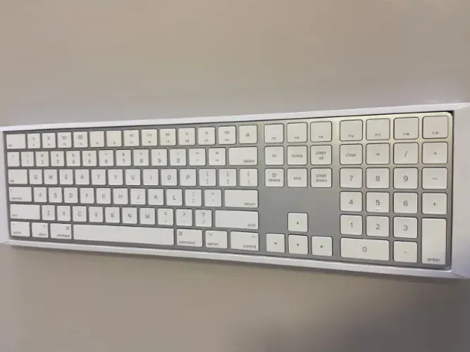 Magic Keyboard c/ teclado numérico Original Branco Usado c/ caixa- Teclado Apple