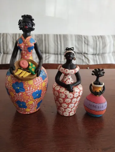 Bonecas bahianas de barro pintadas a mão