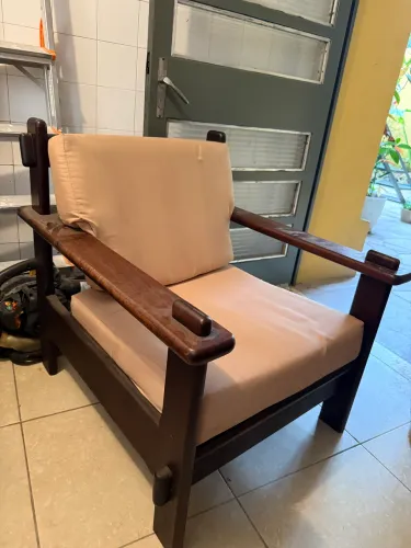 Poltrona em madeira maciça sem cupim 