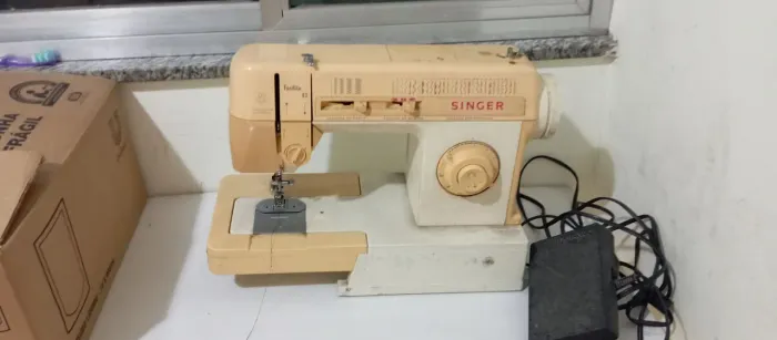 Máquina de costura singer facilita 43 com pedal