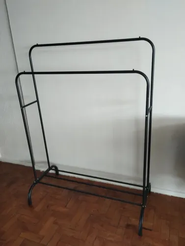 cabideiro e arara de roupas 
