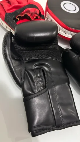 Luva de boxe + aparador + spray antiodor + ataduras