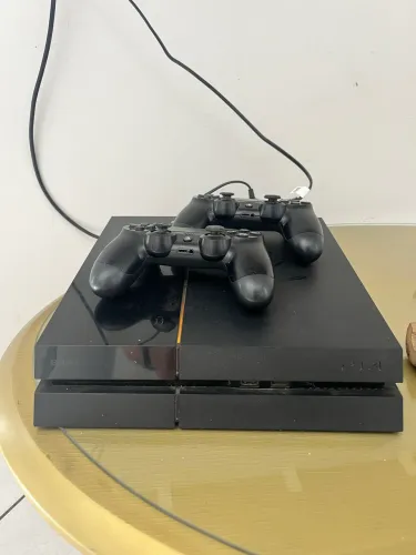 PS4 com 2 controles 